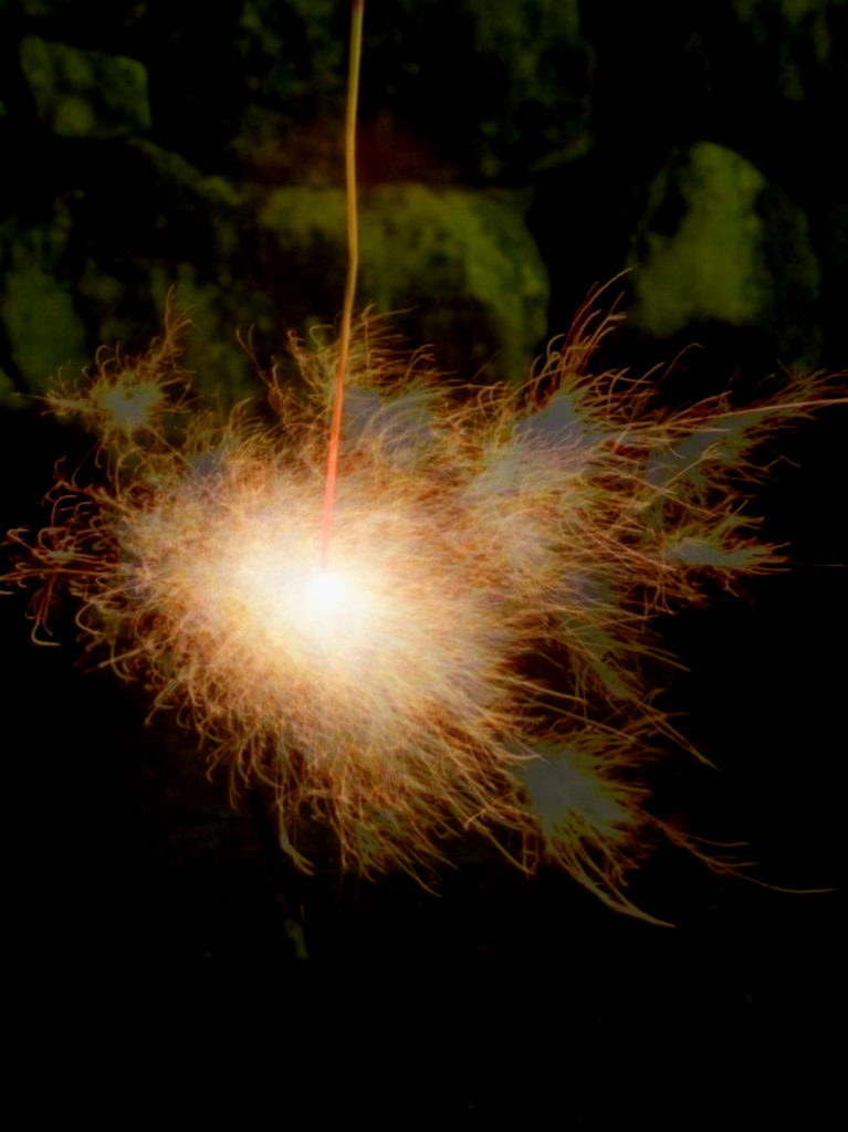 スマホで長時間露光で撮影した夜の線香花火の写真