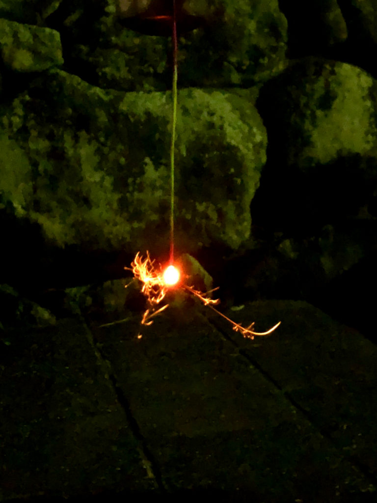 スマホで撮影した夜の線香花火の写真