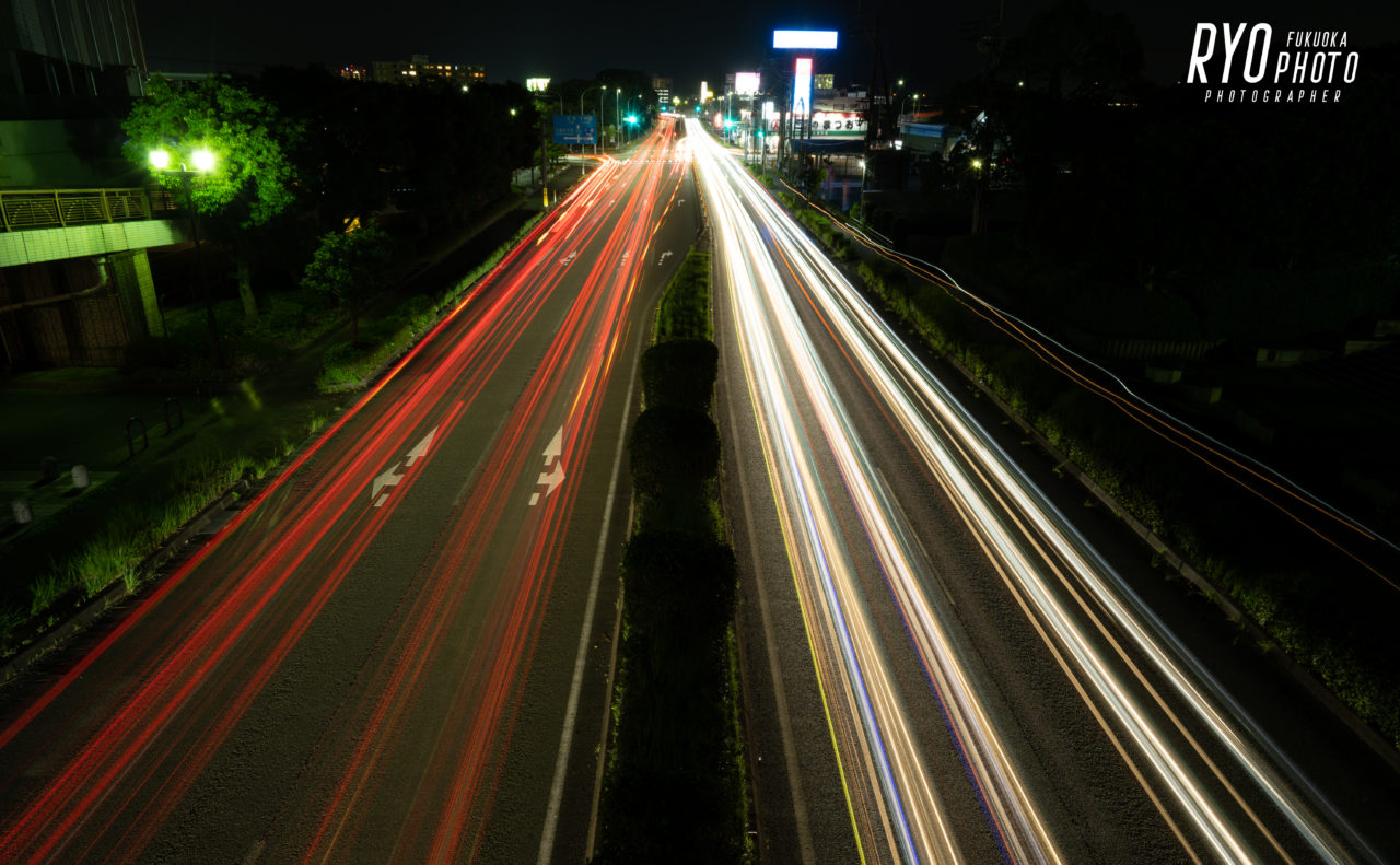 車が走る夜の道路の写真