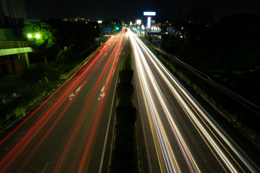 車が走る夜の道路の写真
