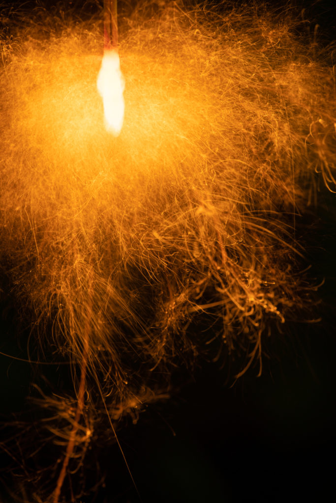 長時間露光で撮影した線香花火の写真