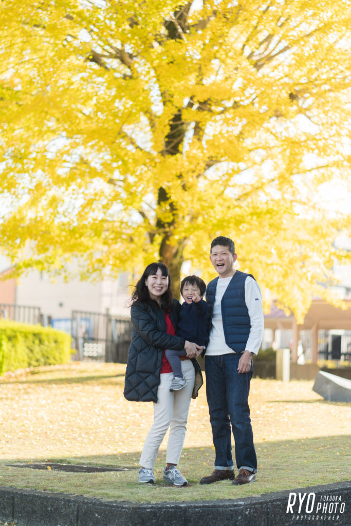 紅葉の季節の家族写真