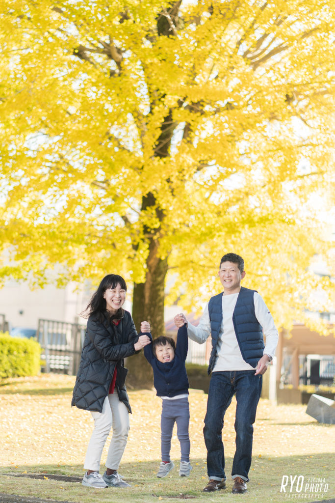 紅葉の季節の家族写真