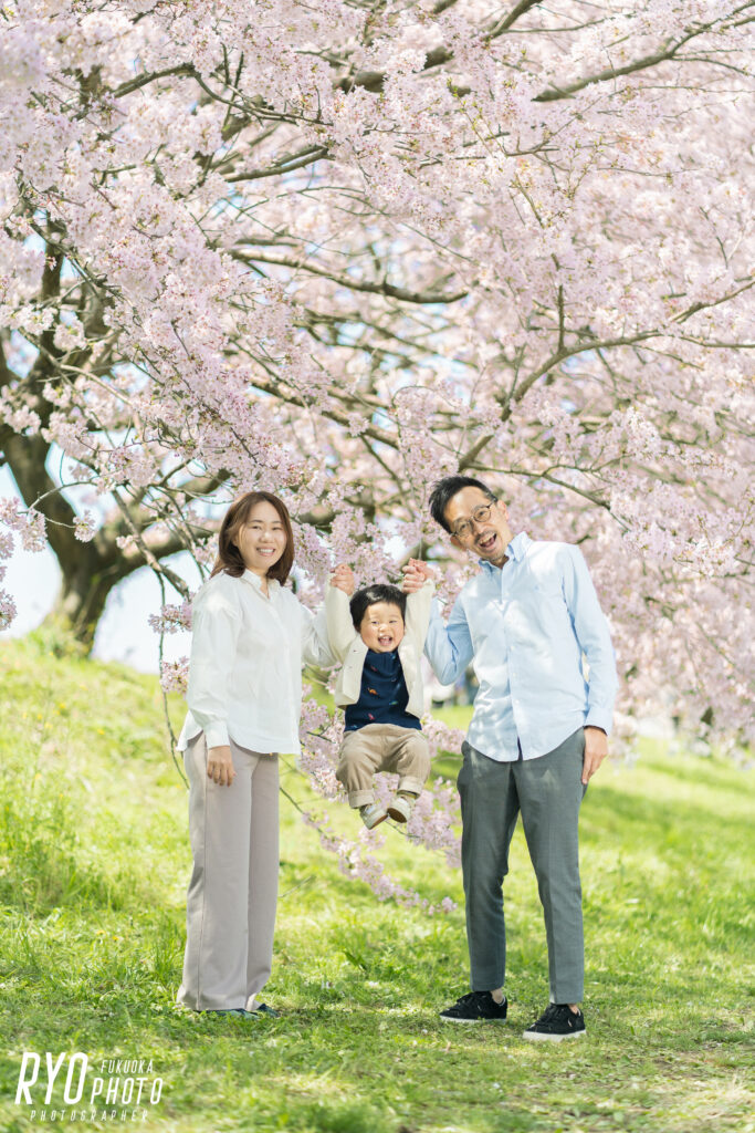 満開の桜背景での家族写真